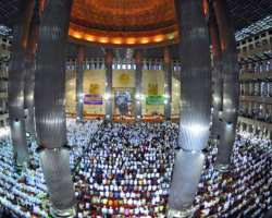 With a capacity to seat about 200 thousand people at a time, this mosque is the largest in Southeast Asia. Also, it is on the sixth rank among the lar